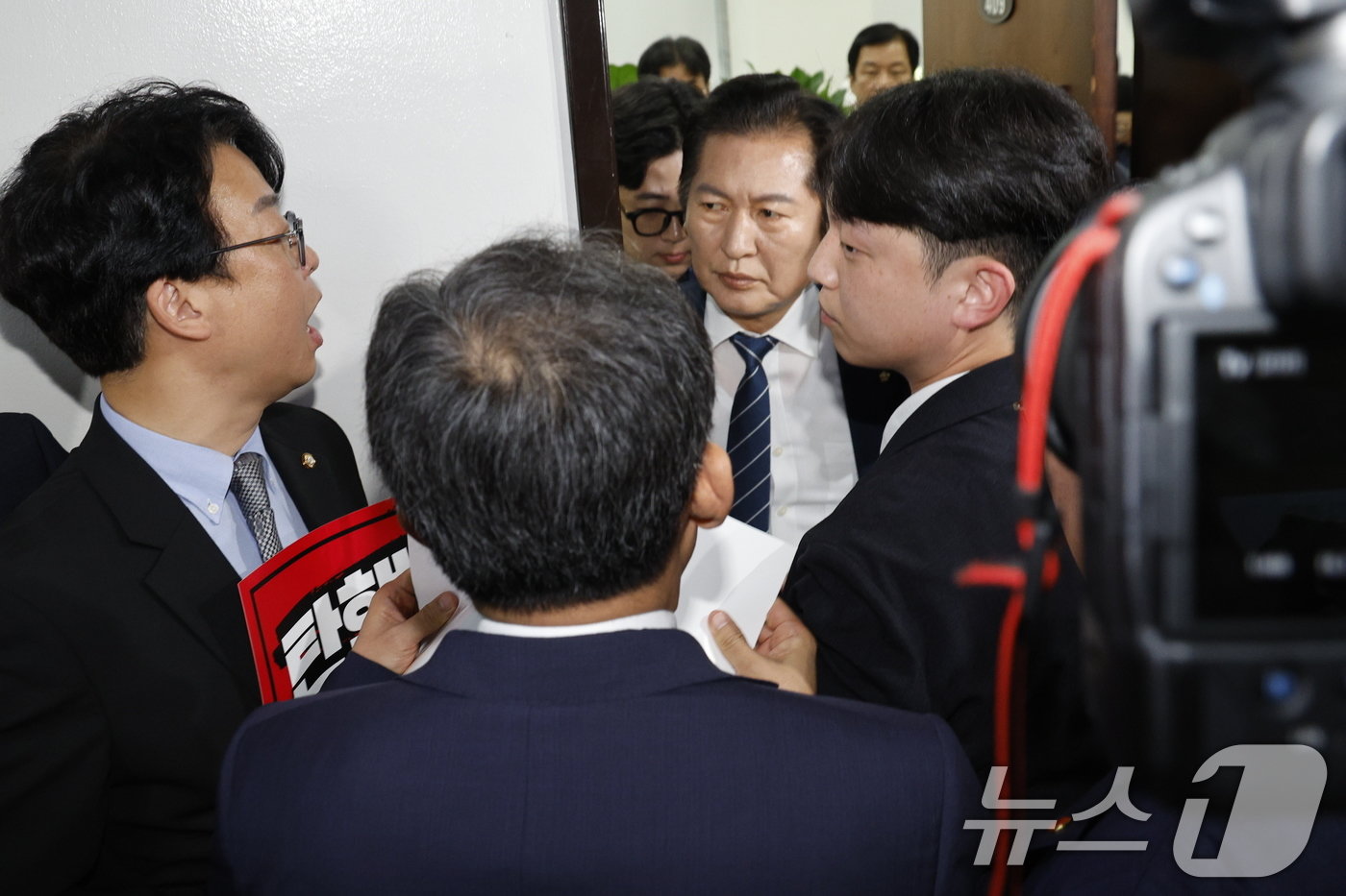 본문 이미지 - 정청래 국회 법사위원회 위원장이 19일 오전 서울 여의도 국회 법제사법위원회에서 국민의힘 의원들의 항의를 받으며 &#39;윤석열 대통령 탄핵소추안 즉각 발의 요청에 관한 청원 관련 1차 청문회&#39; 회의장으로 향하고 있다. 2024.7.19/뉴스1 ⓒ News1 안은나 기자
