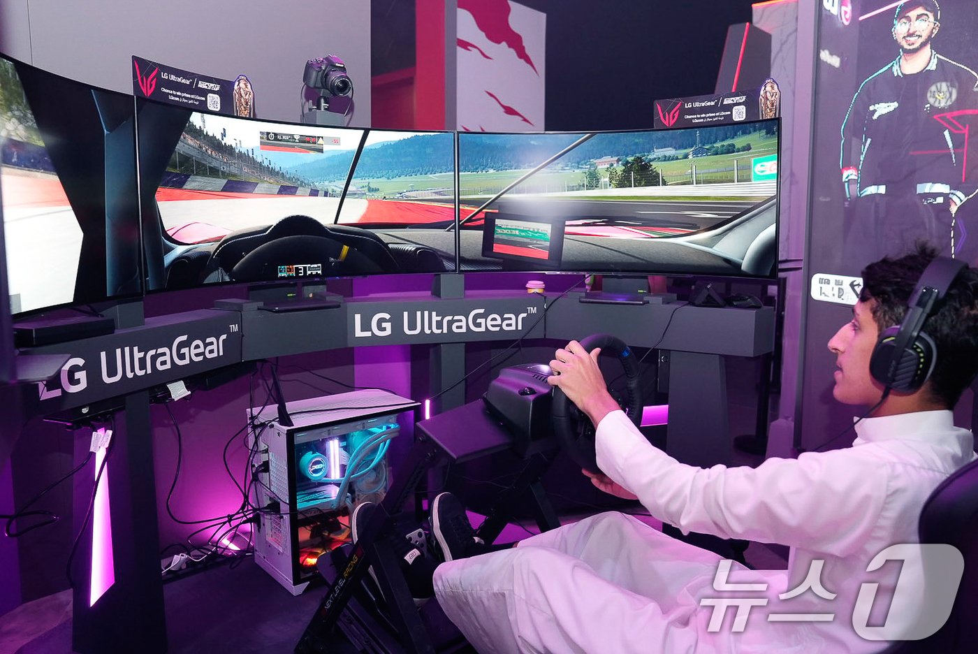 본문 이미지 - LG전자는 'e스포츠 월드컵'(EWC) 공식 모니터로 선정된 LG 울트라기어 게이밍 모니터가 전 세계 게이머들의 높은 관심을 받고 있다고 19일 밝혔다. 사진은 사진은 행사장 곳곳에 마련된 체험 부스에서 방문객들이 LG 울트라기어 게이밍 모니터로 게임을 즐기는 모습. (LG전자 제공) 2024.7.19/뉴스1