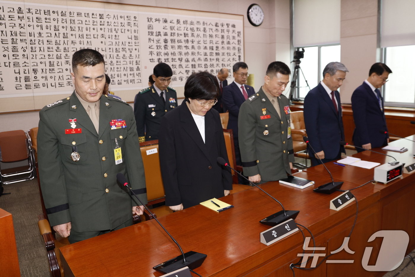 본문 이미지 - 박정훈 전 대령, 유재은 법무관리관, 임성근 전 해병대 1사단장, 이종섭 전 국방부 장관이 채상병 순직 1주기인 19일 오전 서울 여의도 국회 법제사법위원회에서 열린 &#39;윤석열 대통령 탄핵소추안 즉각 발의 요청에 관한 청원 관련 1차 청문회&#39;에 출석해 묵념하고 있다. 2024.7.19/뉴스1 ⓒ News1 안은나 기자