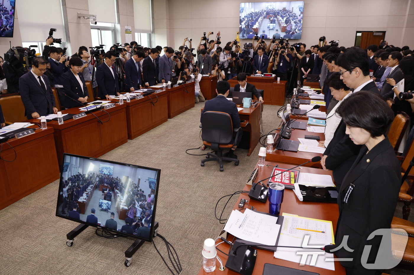 채상병 순직 1주기인 19일 오전 서울 여의도 국회 법제사법위원회에서 열린 &#39;윤석열 대통령 탄핵소추안 즉각 발의 요청에 관한 청원 관련 1차 청문회&#39;서 정청래 위원장과 여야 의원들이 묵념하고 있다. 2024.7.19/뉴스1 ⓒ News1 안은나 기자