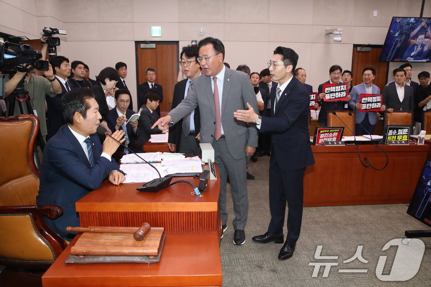 19일 국회 법제사법위원회에서 열린 &#39;윤석열 대통령 탄핵소추안 발의 요청&#39; 국민동의 청원 관련 청문회에서 국민의힘 유상범 의원 등이 정청래 국회 법제사법위원회 위원장에게 항의하고 있다. 2024.7.19/뉴스1 ⓒ News1 이광호 기자