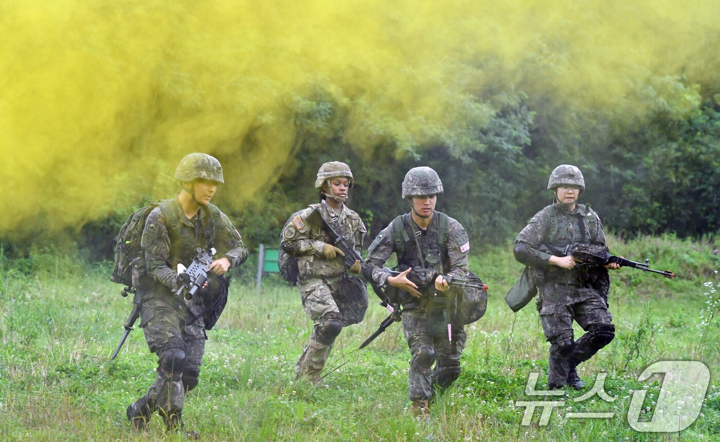 육군은 한국과 미국 육군의 ROTC 후보생들이 지난 17일부터 충북 괴산 육군학생군사학교에서 ROTC 동반훈련을 진행했다고 19일 밝혔다. 미 ROTC 4학년 후보생 40여 명이 한국 ROTC 4학년 하계입영훈련에 3일간 동참하는 방식으로 실시됐다. 한미 ROTC 후보생들이 분대공격 훈련 간 목표 확보를 위해 전술적 행동을 하고 있다. &#40;육군 제공&#41; 2024.7.19/뉴스1