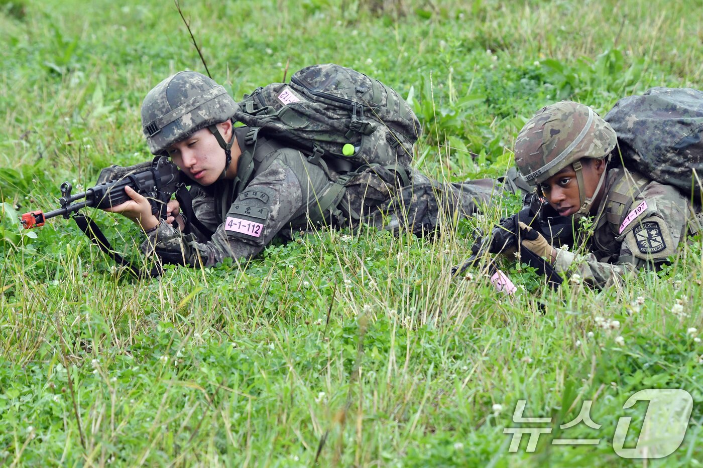 육군은 한국과 미국 육군의 ROTC 후보생들이 지난 17일부터 충북 괴산 육군학생군사학교에서 ROTC 동반훈련을 진행했다고 19일 밝혔다. 미 ROTC 4학년 후보생 40여 명이 한국 ROTC 4학년 하계입영훈련에 3일간 동참하는 방식으로 실시됐다. 한미 ROTC 후보생들이 분대공격 훈련 간 목표 확보를 위해 전술적 행동을 하고 있다. &#40;육군 제공&#41; 2024.7.19/뉴스1