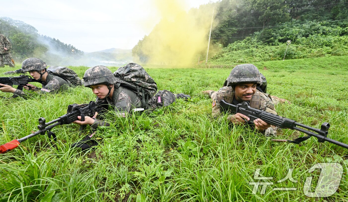 본문 이미지 - 육군은 한국과 미국 육군의 ROTC 후보생들이 지난 17일부터 충북 괴산 육군학생군사학교에서 ROTC 동반훈련을 진행했다고 19일 밝혔다. 미 ROTC 4학년 후보생 40여 명이 한국 ROTC 4학년 하계입영훈련에 3일간 동참하는 방식으로 실시됐다. 한미 ROTC 후보생들이 분대공격 훈련 간 목표 확보를 위해 전술적 행동을 하고 있다. &#40;육군 제공&#41; 2024.7.19/뉴스1
