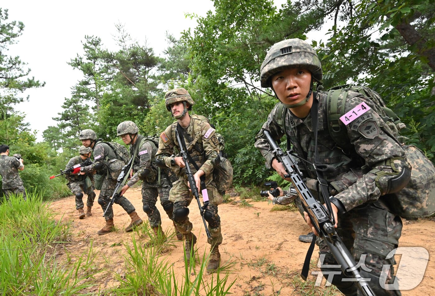 본문 이미지 - 육군은 한국과 미국 육군의 ROTC 후보생들이 지난 17일부터 충북 괴산 육군학생군사학교에서 ROTC 동반훈련을 진행했다고 19일 밝혔다. 미 ROTC 4학년 후보생 40여 명이 한국 ROTC 4학년 하계입영훈련에 3일간 동참하는 방식으로 실시됐다. 한미 ROTC 후보생들이 분대공격 훈련 간 목표 확보를 위해 전술적 행동을 하고 있다. &#40;육군 제공&#41; 2024.7.19/뉴스1