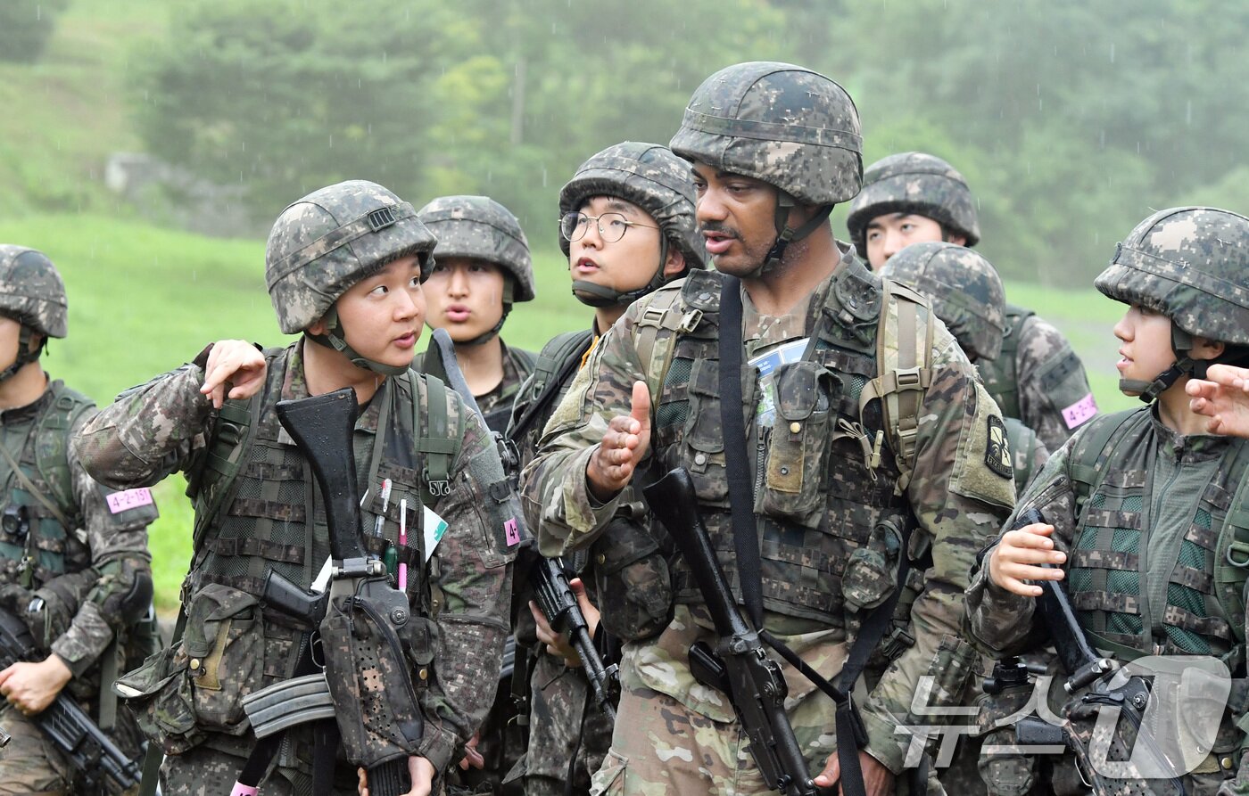 본문 이미지 - 육군은 한국과 미국 육군의 ROTC 후보생들이 지난 17일부터 충북 괴산 육군학생군사학교에서 ROTC 동반훈련을 진행했다고 19일 밝혔다. 미 ROTC 4학년 후보생 40여 명이 한국 ROTC 4학년 하계입영훈련에 3일간 동참하는 방식으로 실시됐다. 한미 ROTC 후보생들이 분대공격 훈련 간 자체 전술토의를 하고 있다. &#40;육군 제공&#41; 2024.7.19/뉴스1