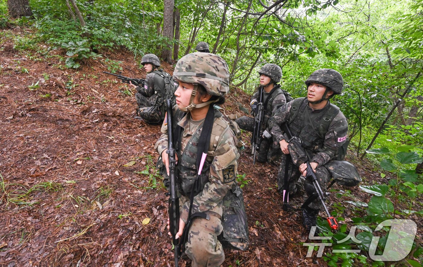 본문 이미지 - 육군은 한국과 미국 육군의 ROTC 후보생들이 지난 17일부터 충북 괴산 육군학생군사학교에서 ROTC 동반훈련을 진행했다고 19일 밝혔다. 미 ROTC 4학년 후보생 40여 명이 한국 ROTC 4학년 하계입영훈련에 3일간 동참하는 방식으로 실시됐다. 한미 ROTC 후보생들이 분대공격 훈련 간 목표 확보를 위해 전술적 행동을 하고 있다. &#40;육군 제공&#41; 2024.7.19/뉴스1