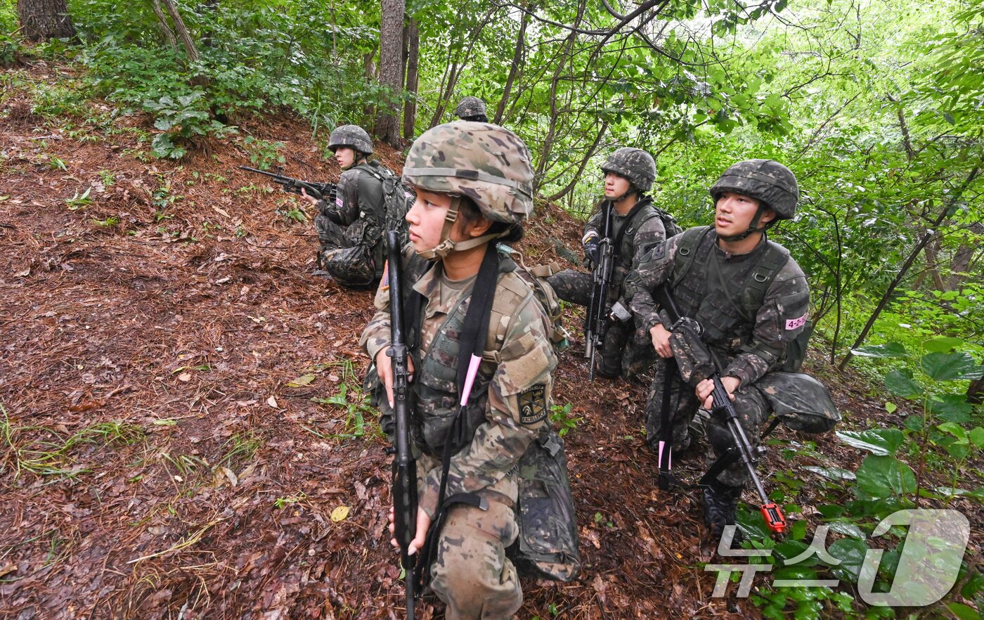 육군은 한국과 미국 육군의 ROTC 후보생들이 지난 17일부터 충북 괴산 육군학생군사학교에서 ROTC 동반훈련을 진행했다고 19일 밝혔다. 미 ROTC 4학년 후보생 40여 명이 한국 ROTC 4학년 하계입영훈련에 3일간 동참하는 방식으로 실시됐다. 한미 ROTC 후보생들이 분대공격 훈련 간 목표 확보를 위해 전술적 행동을 하고 있다. &#40;육군 제공&#41; 2024.7.19/뉴스1