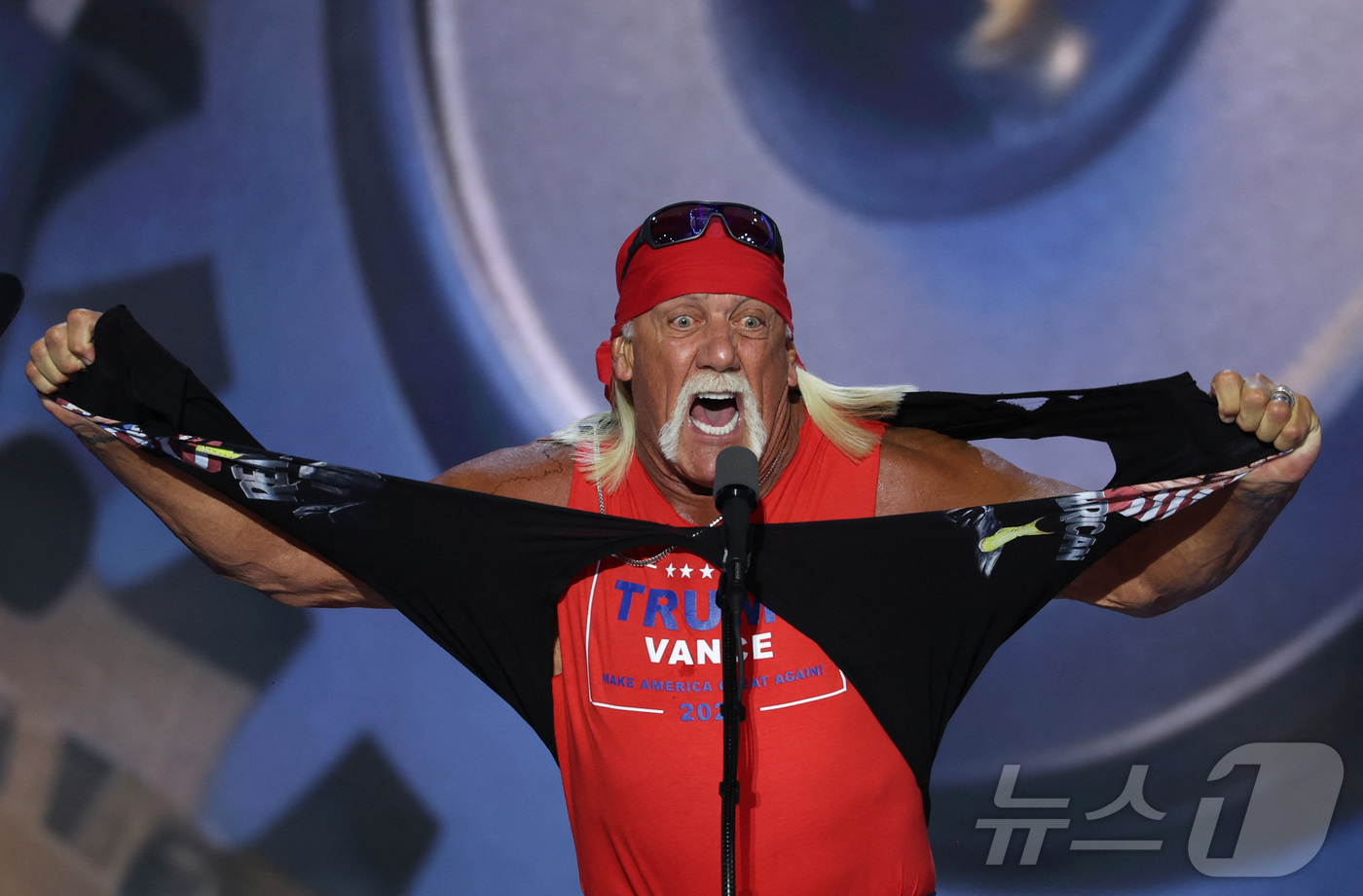 (밀워키 로이터=뉴스1) 장시온 기자 = 프로 레슬링계의 전설적 선수인 헐크 호건이 18일(현지시간) 미국 위스콘신주 밀워키에서 열린 공화당 전당대회 4일차에 참석해 연설을 하던 …