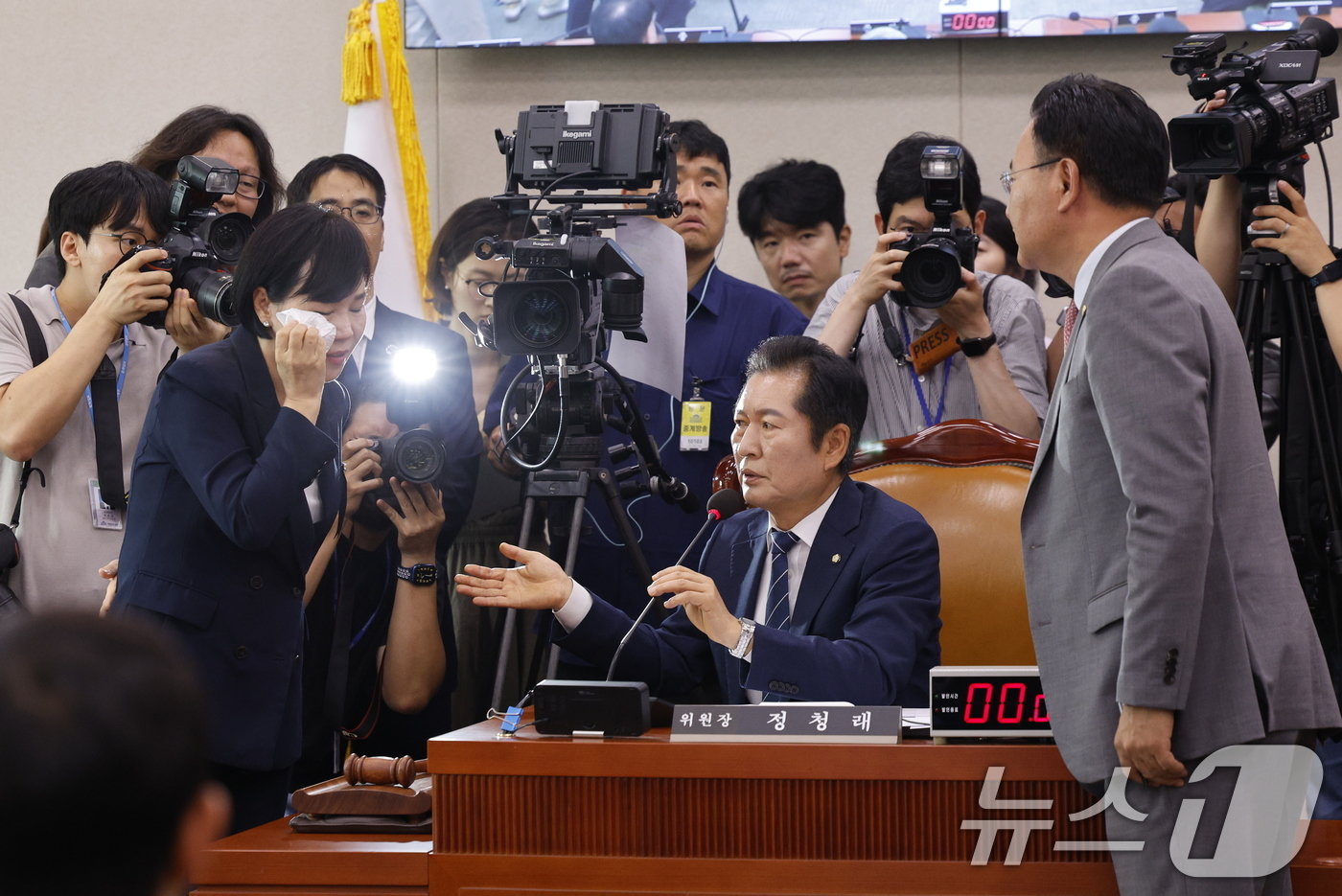 본문 이미지 - 채상병 순직 1주기인 19일 오전 서울 여의도 국회 법제사법위원회에서 열린 &#39;윤석열 대통령 탄핵소추안 즉각 발의 요청에 관한 청원 관련 1차 청문회&#39;에서 정청래 위원장이 함께 위원장실을 나서다 오른쪽 뺨에 상처를 입은 전현희 의원의 상태를 확인하고 있다. 2024.7.19/뉴스1 ⓒ News1 안은나 기자