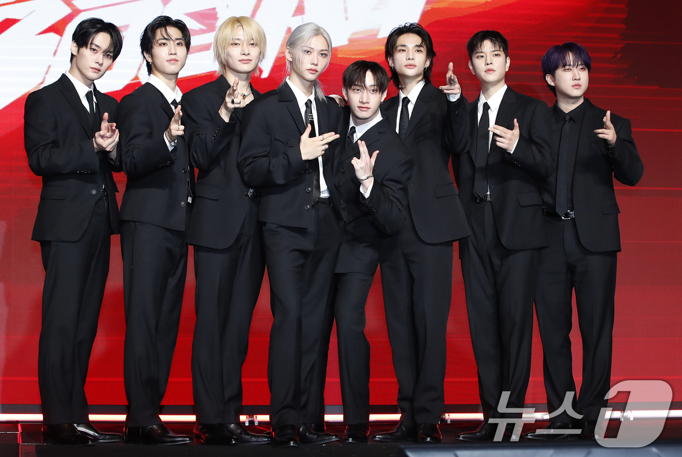 (서울=뉴스1) 권현진 기자 = 스트레이 키즈(Stray Kids) 리노(왼쪽부터)와 한, 아이엔, 필릭스, 방찬, 현진, 승민, 창빈이 19일 서울 영등포구 콘래드 호텔에서 열린 …