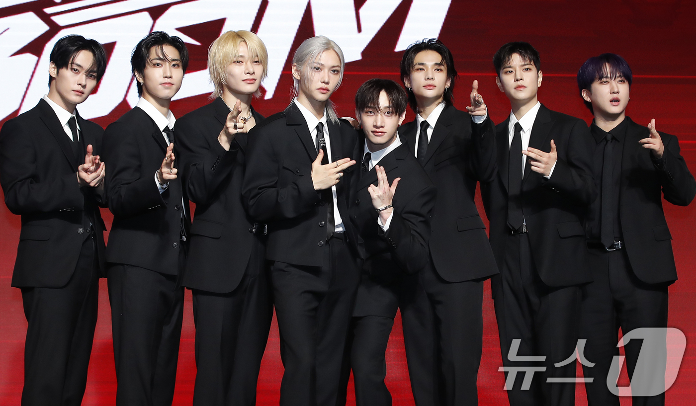 (서울=뉴스1) 권현진 기자 = 스트레이 키즈(Stray Kids) 리노(왼쪽부터)와 한, 아이엔, 필릭스, 방찬, 현진, 승민, 창빈이 19일 서울 영등포구 콘래드 호텔에서 열린 …