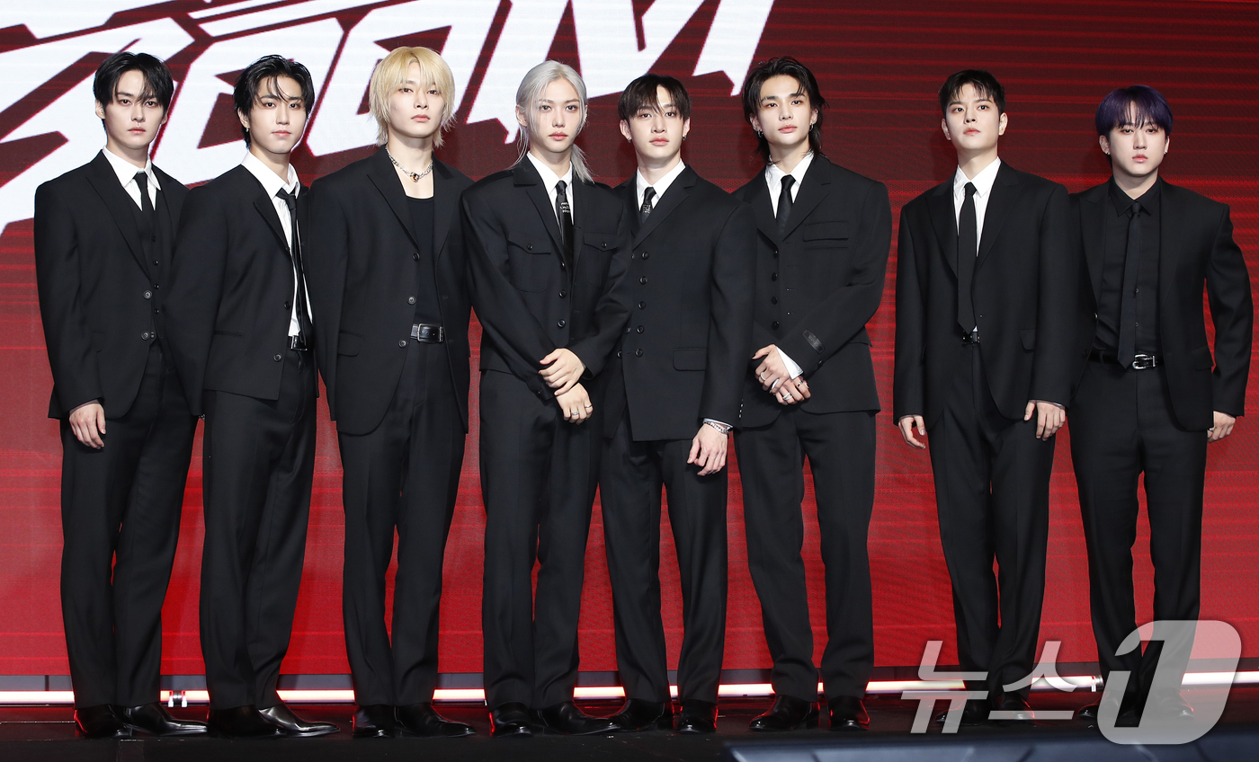 (서울=뉴스1) 권현진 기자 = 스트레이 키즈(Stray Kids) 리노(왼쪽부터)와 한, 아이엔, 필릭스, 방찬, 현진, 승민, 창빈이 19일 서울 영등포구 콘래드 호텔에서 열린 …