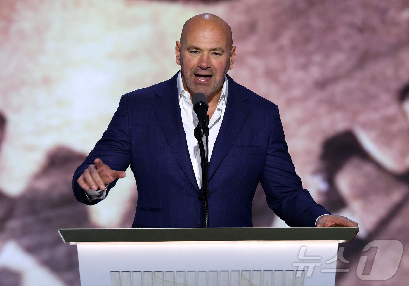 (밀워키 AFP=뉴스1) 장시온 기자 = 데이나 화이트 UFC 최고경영자(CEO)가 18일(현지시간) 미국 위스콘신주 밀워키에서 열린 공화당 전당대회 4일차에 참석해 연설하고 있다 …