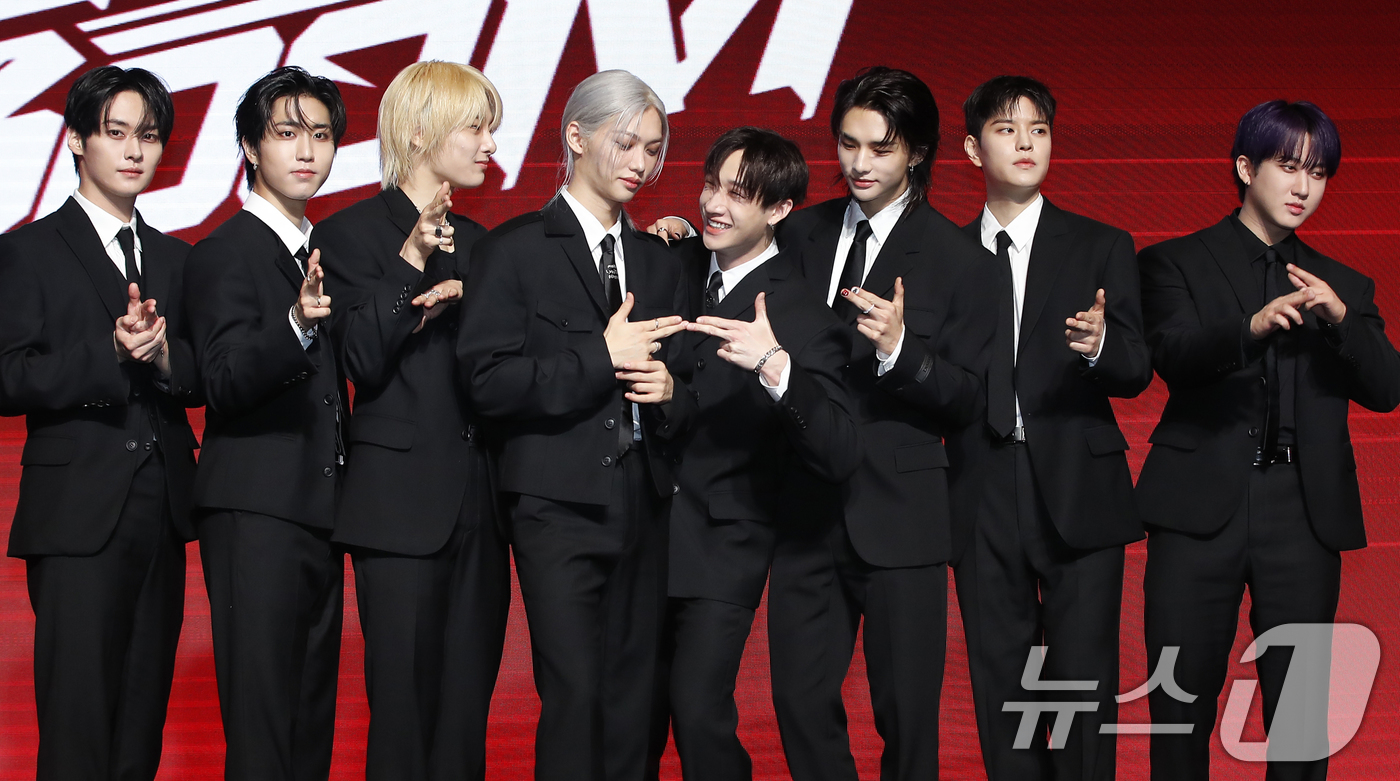 (서울=뉴스1) 권현진 기자 = 스트레이 키즈(Stray Kids) 리노(왼쪽부터)와 한, 아이엔, 필릭스, 방찬, 현진, 승민, 창빈이 19일 서울 영등포구 콘래드 호텔에서 열린 …