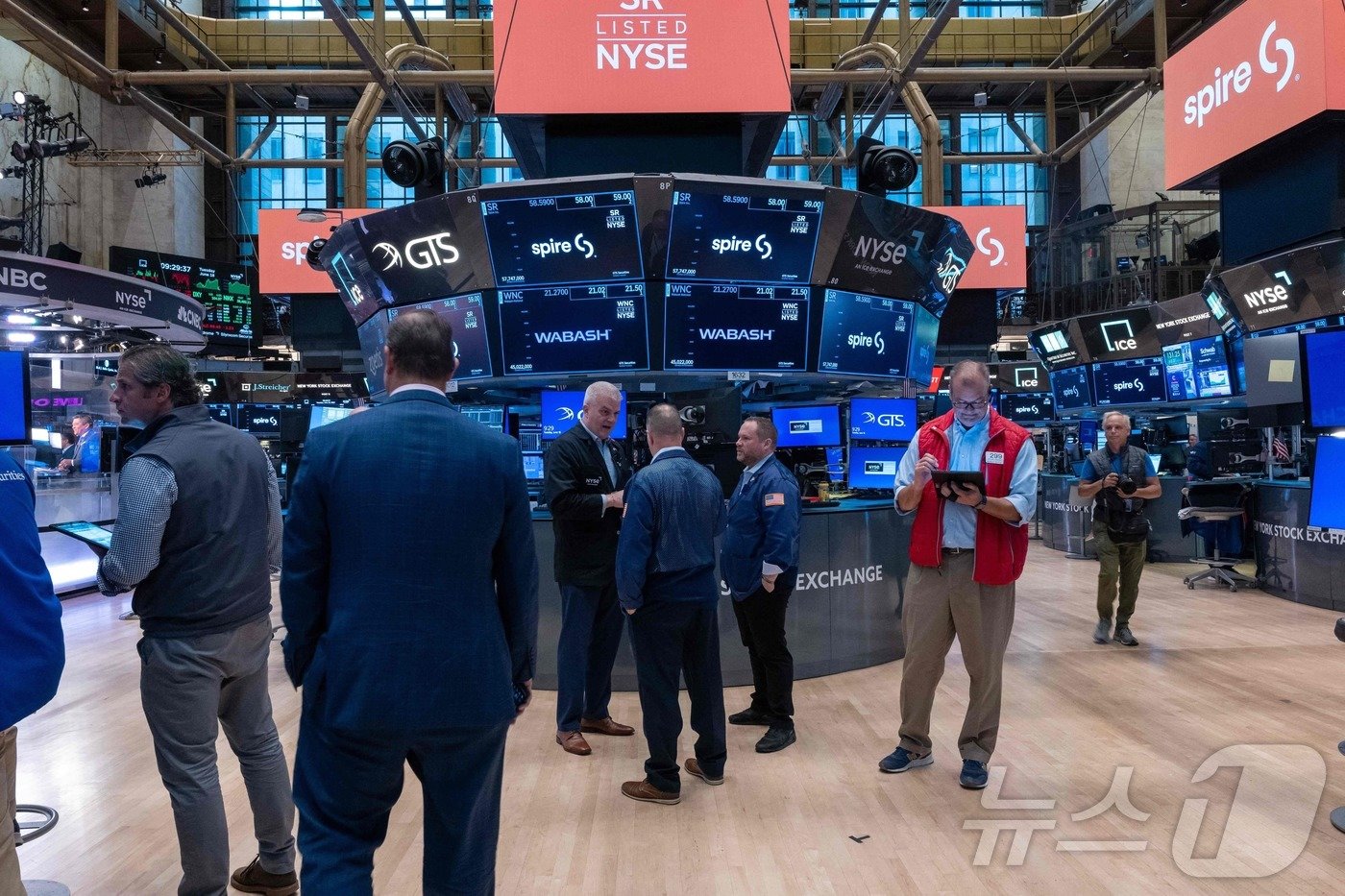 NEW YORK, NEW YORK - JUNE 18: Traders work on the floor of the New York Stock Exchange &#40;NYSE&#41; on June 18, 2024 in New York City. After the S&P 500 and Nasdaq closed at record highs Monday, U.S. stocks were up in early trading Tuesday. Spencer Platt/Getty Images/AFP &#40;Photo by SPENCER PLATT / GETTY IMAGES NORTH AMERICA / Getty Images via AFP&#41; ⓒ AFP=뉴스1