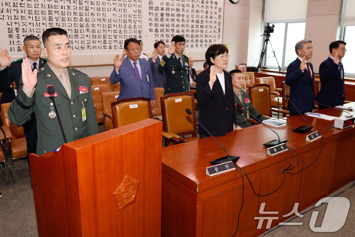 19일 서울 여의도 국회 법제사법위원회에서 열린 &#39;윤석열 대통령 탄핵소추안 발의 요청&#39; 국민동의 청원 관련 청문회에 증인으로 출석한 임성근 전 해병대 1사단장이 선서를 거부한 채 자리에 앉아 있다. 왼쪽부터 박정훈 전 해병대수사단장, 유재은 국방부 법무관리관, 임 전 사단장, 이종섭 전 국방부 장관, 최주원 경찰청 미래치안정책국장. 2024.7.19/뉴스1 ⓒ News1 안은나 기자