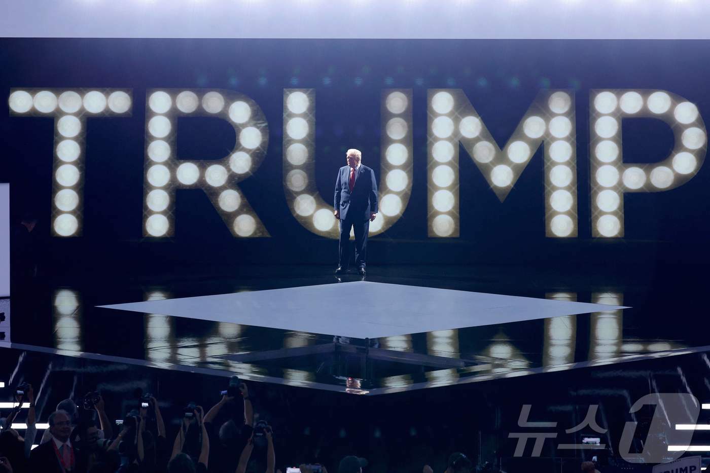 본문 이미지 - 도널드 트럼프 전 미국 대통령이 18일(현지시간) 미국 위스콘신주 밀워키에서 열린 공화당 전당대회 마지막 날에 참석해 공화당 대선 후보직 수락 연설을 하기 위해 무대에 오르고 있다. 2024.07.18. ⓒ AFP=뉴스1 ⓒ News1 장시온 기자