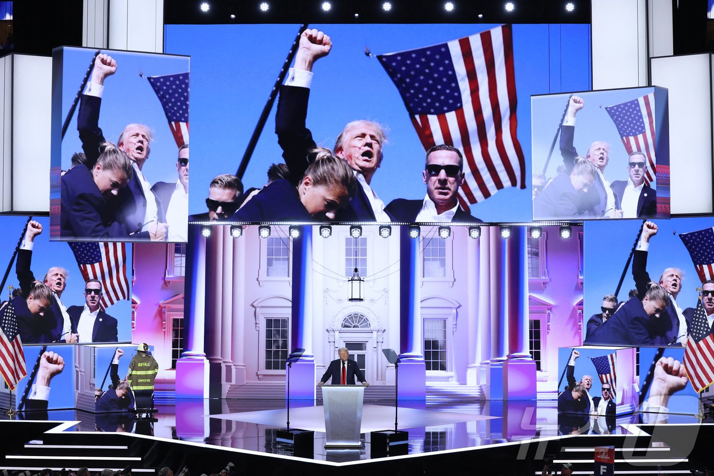 본문 이미지 - 도널드 트럼프 전 미국 대통령이 18일(현지시간) 미국 위스콘신주 밀워키에서 열린 공화당 전당대회 마지막 날에 참석해 공화당 대선 후보직 수락 연설을 하고 있다. 2024.07.18. ⓒ 로이터=뉴스1 ⓒ News1 장시온 기자