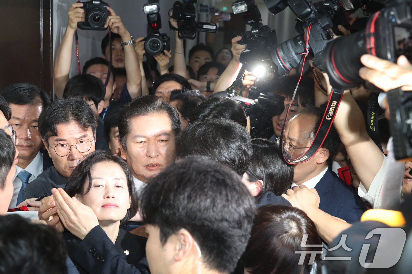 본문 이미지 - 정청래 국회 법사위원회 위원장이 19일 오전 서울 여의도 국회 법제사법위원회에서 국민의힘 의원들의 항의를 받으며 &#39;윤석열 대통령 탄핵소추안 즉각 발의 요청에 관한 청원 관련 1차 청문회&#39; 회의장으로 향하고 있다. 2024.7.19/뉴스1 ⓒ News1 이광호 기자