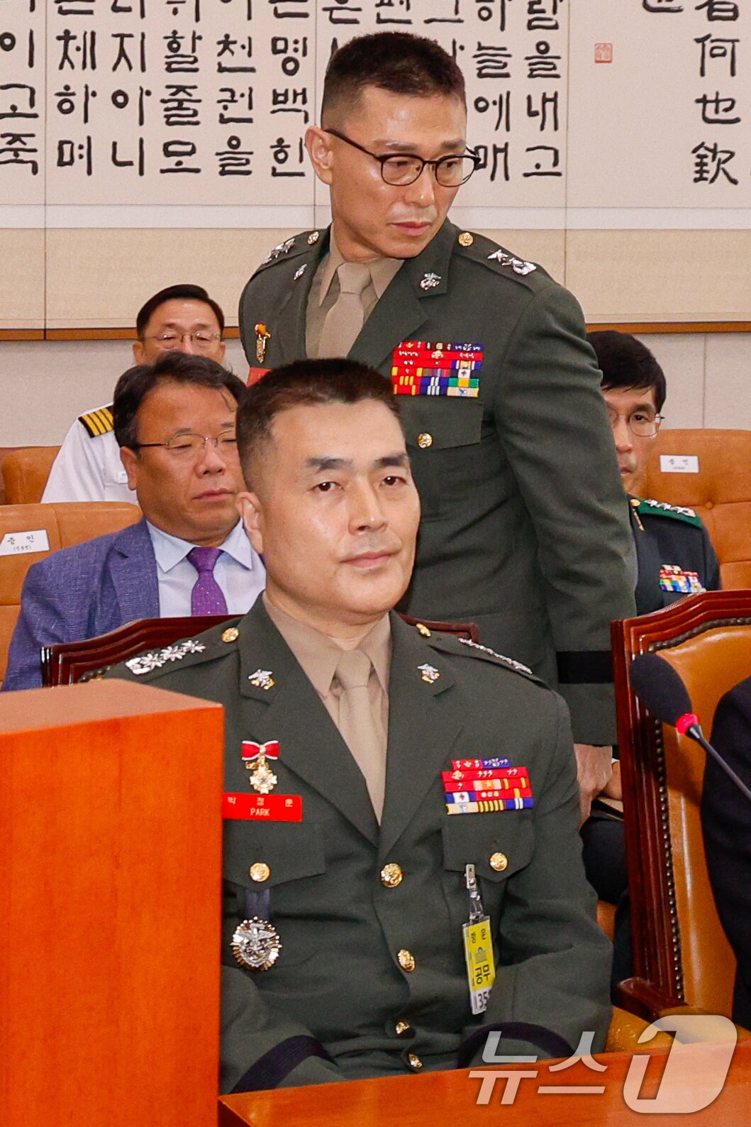 본문 이미지 - 임성근 전 해병대 1사단장이 지난해 7월19일 서울 여의도 국회 법제사법위원회에서 열린 &#39;윤석열 대통령 탄핵소추안 발의 요청&#39; 국민동의 청원 관련 청문회에서 증인 선서 거부 사유를 밝히기 위해 단상으로 향하고 있다. 앞줄은 박정훈 전 해병대수사단장. 2024.7.19/뉴스1 ⓒ News1 안은나 기자