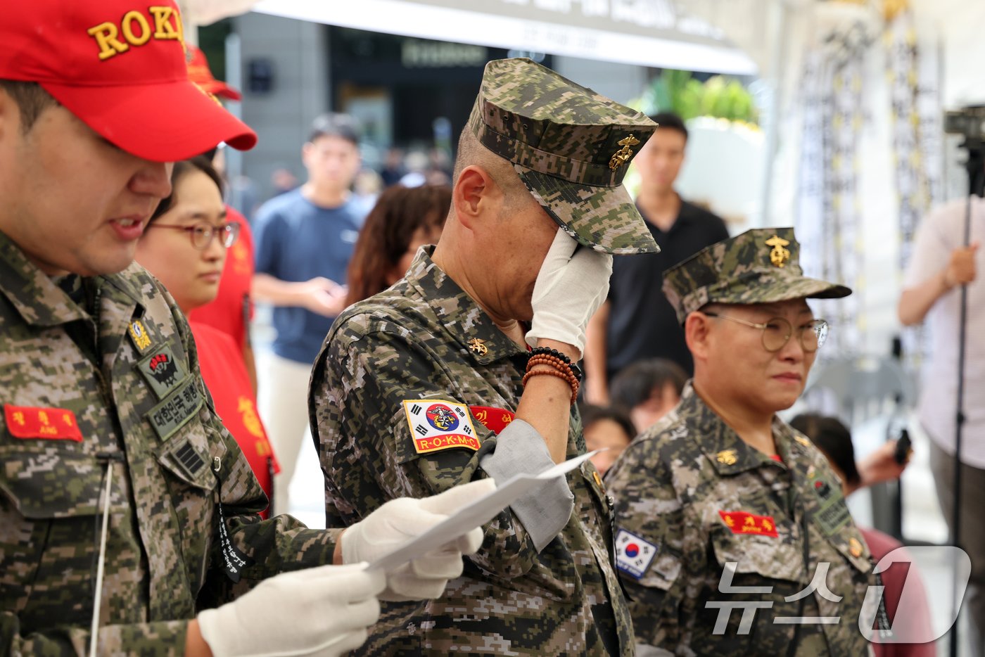 해병대 채 상병 순직 1주기인 19일 오전 서울 청계광장에 마련된 ‘故채상병 1주기 추모 시민 분향소&#39;에서 해병대예비역연대 회원들이 눈물을 흘리고 있다. 2024.7.19/뉴스1 ⓒ News1 황기선 기자