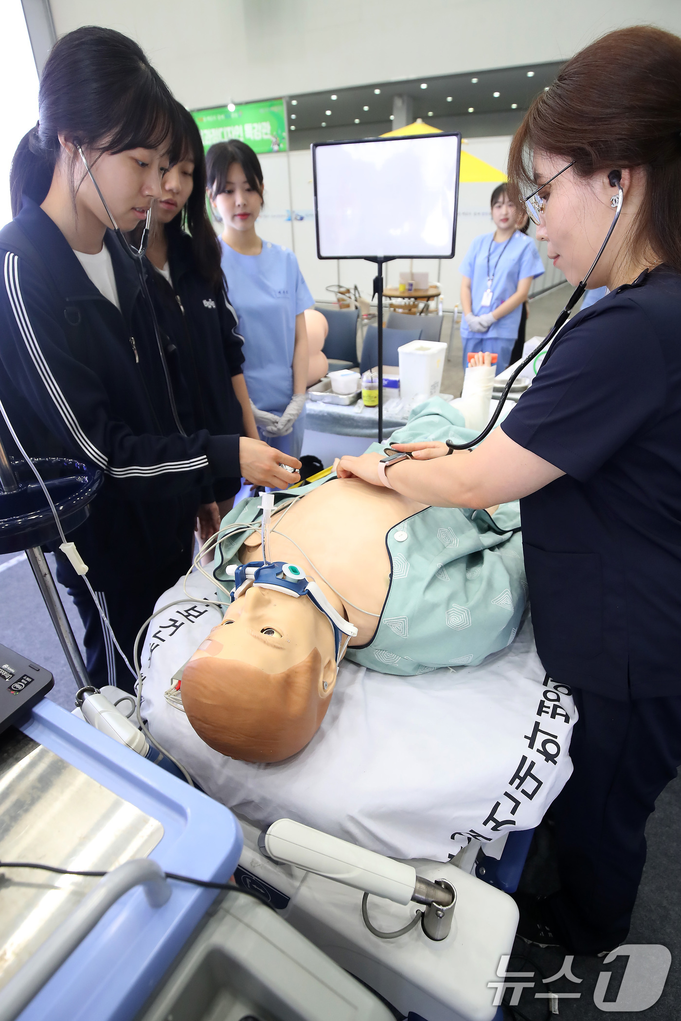 (대구=뉴스1) 공정식 기자 = 19일 오전 대구 북구 엑스코에서 열린 '제15회 대구진로진학박람회'를 찾은 학생들이 대구보건대 부스에서 간호실습 체험을 하고 있다.20일까지 열리 …