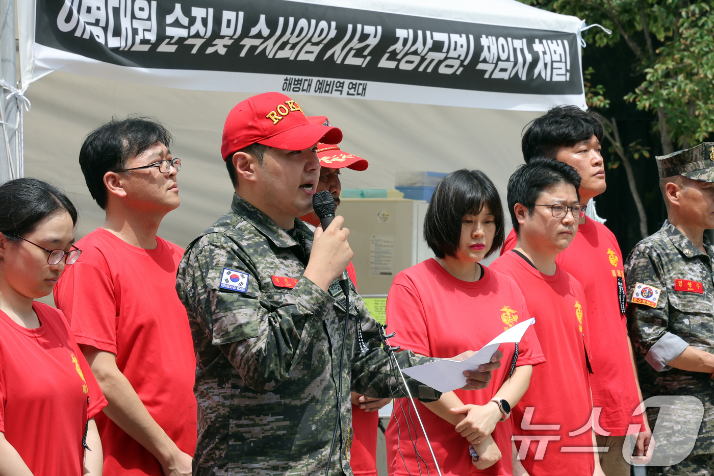 (서울=뉴스1) 황기선 기자 = 해병대 채 상병 순직 1주기인 19일 오전 서울 청계광장에 마련된 ‘故채상병 1주기 추모 시민 분향소'에서 정원철 해병대예비역연대 회장 등 회원들이 …