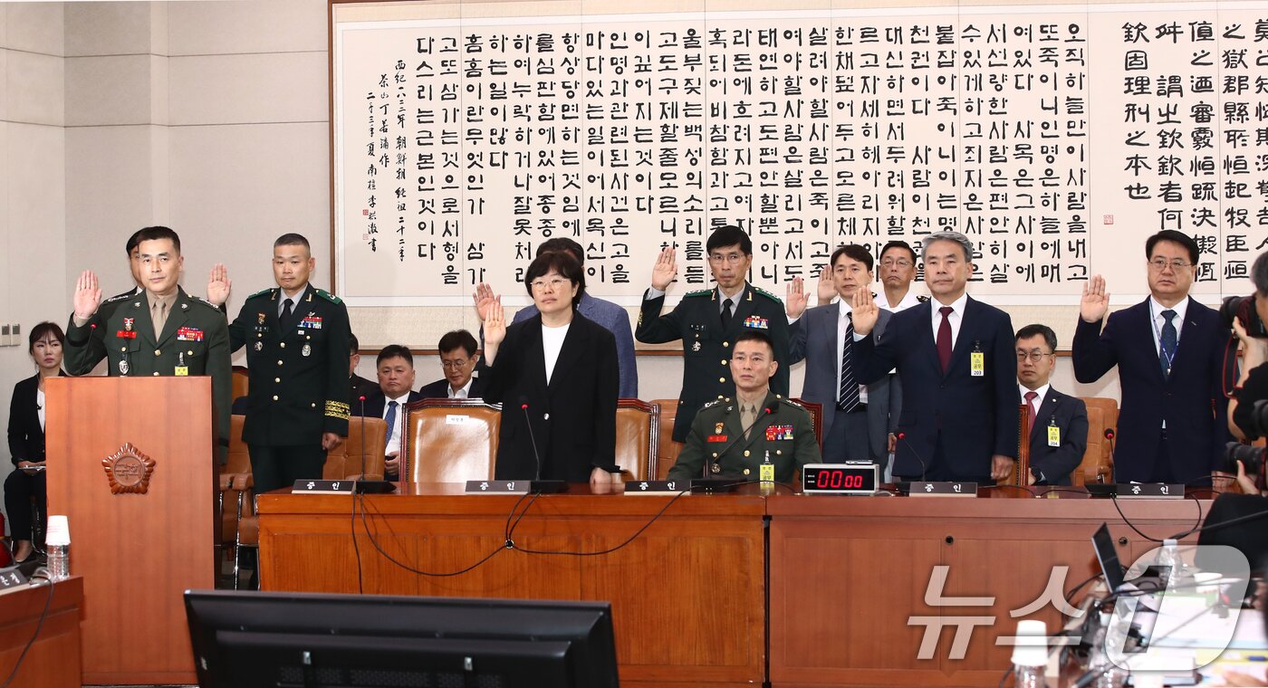본문 이미지 - 2024년 7월 19일 국회 법제사법위원회에서 열린 &#39;윤석열 대통령 탄핵소추안 발의 요청&#39; 국민동의 청원 관련 1차 청문회에 증인으로 출석한 임성근 전 해병대 1사단장이 선서를 거부한 채 자리에 앉아 있다. 앞줄 왼쪽부터 박정훈 전 해병대수사단장, 유재은 국방부 법무관리관, 임 전 사단장, 이종섭 전 국방부 장관, 최주원 전 경북경찰청장. 2024.7.19/뉴스1 ⓒ News1 이광호 기자