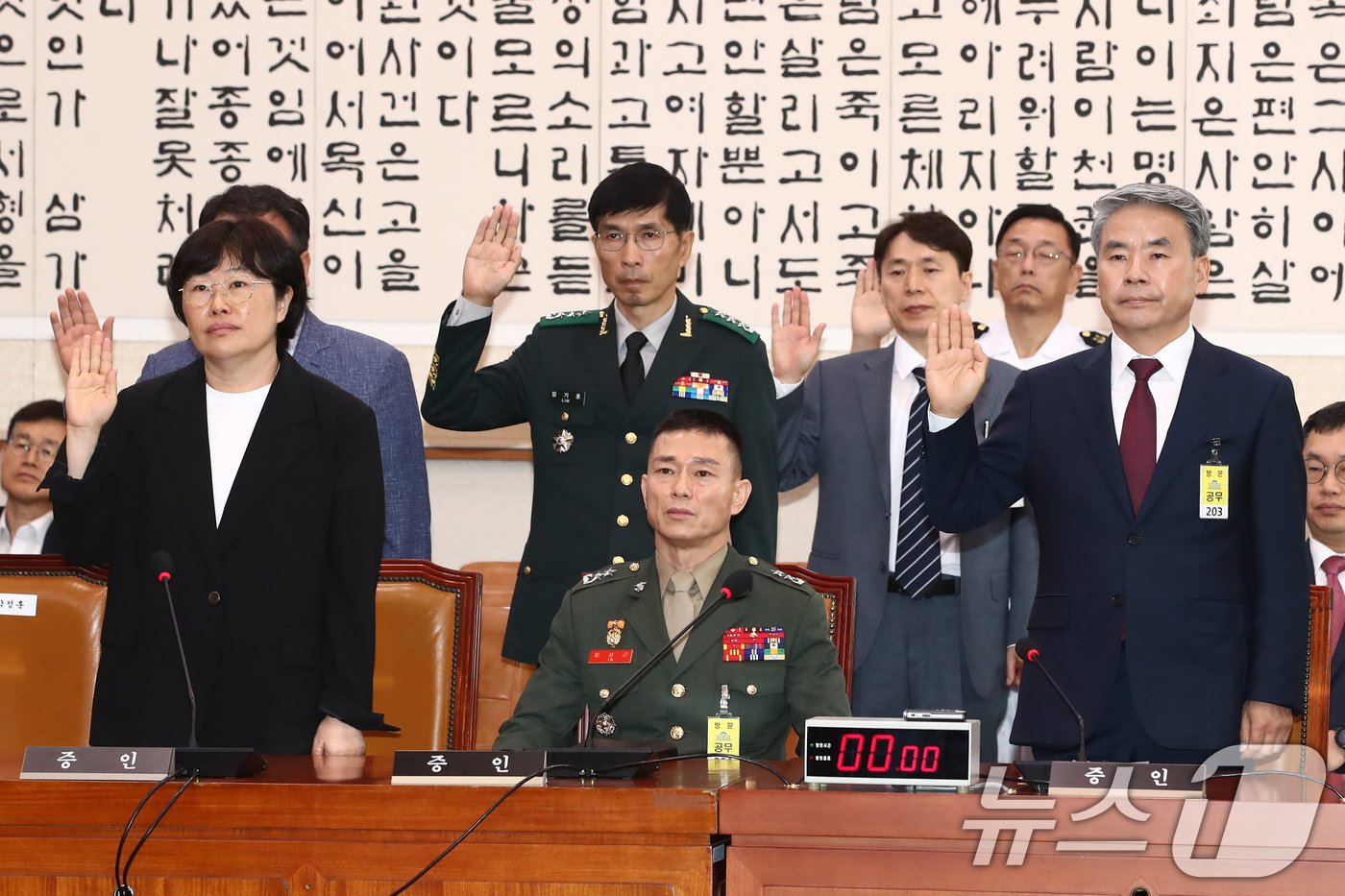 본문 이미지 - 19일 서울 여의도 국회 법제사법위원회에서 열린 '윤석열 대통령 탄핵소추안 발의 요청' 국민동의 청원 관련 청문회에 증인으로 출석한 임성근 전 해병대 1사단장이 선서를 거부한 채 자리에 앉아 있다. 2024.7.19/뉴스1 ⓒ News1 이광호 기자