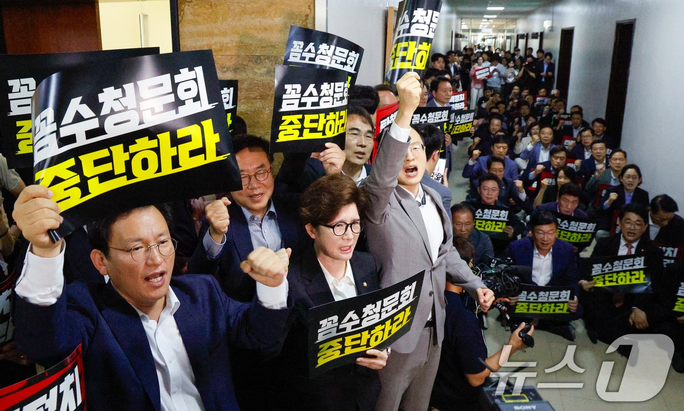 본문 이미지 - 채상병 순직 1주기인 19일 오전 서울 여의도 국회 법제사법위원회에서 '윤석열 대통령 탄핵소추안 즉각 발의 요청에 관한 청원 관련 1차 청문회'가 열린 가운데 국민의힘 의원들이 '꼼수청문회 중단하라'라고 적힌 손팻말을 들고 항의농성을 하고 있다. 2024.7.19/뉴스1 ⓒ News1 안은나 기자