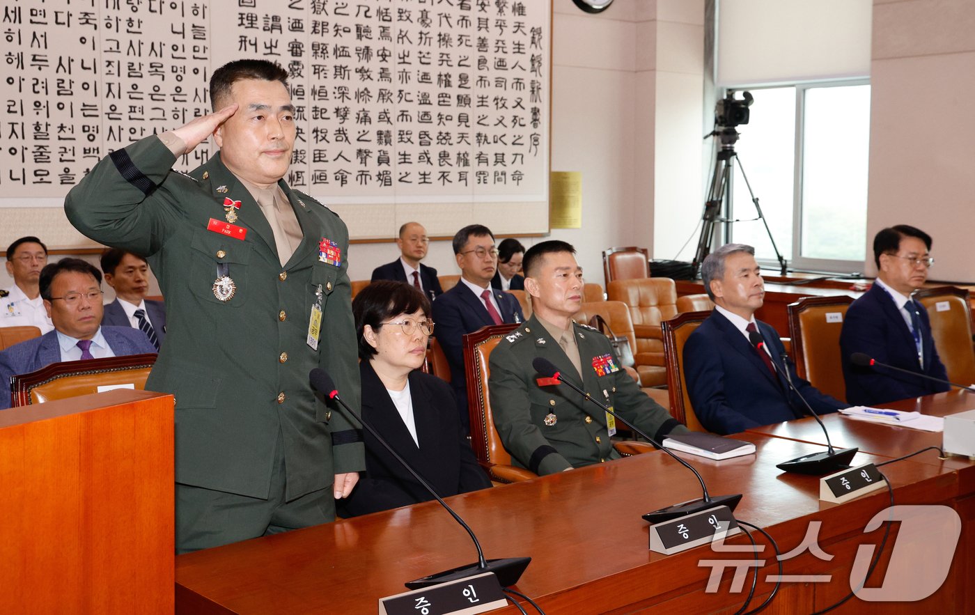 박정훈 전 해병대수사단장이 19일 서울 여의도 국회 법제사법위원회에서 열린 &#39;윤석열 대통령 탄핵소추안 발의 요청&#39; 국민동의 청원 관련 청문회에 출석해 인사하고 있다. 앞줄 왼쪽부터 박 전 단장, 유재은 국방부 법무관리관, 임성근 전 사단장, 이종섭 전 국방부 장관, 최주원 경찰청 미래치안정책국장. 2024.7.19/뉴스1 ⓒ News1 안은나 기자