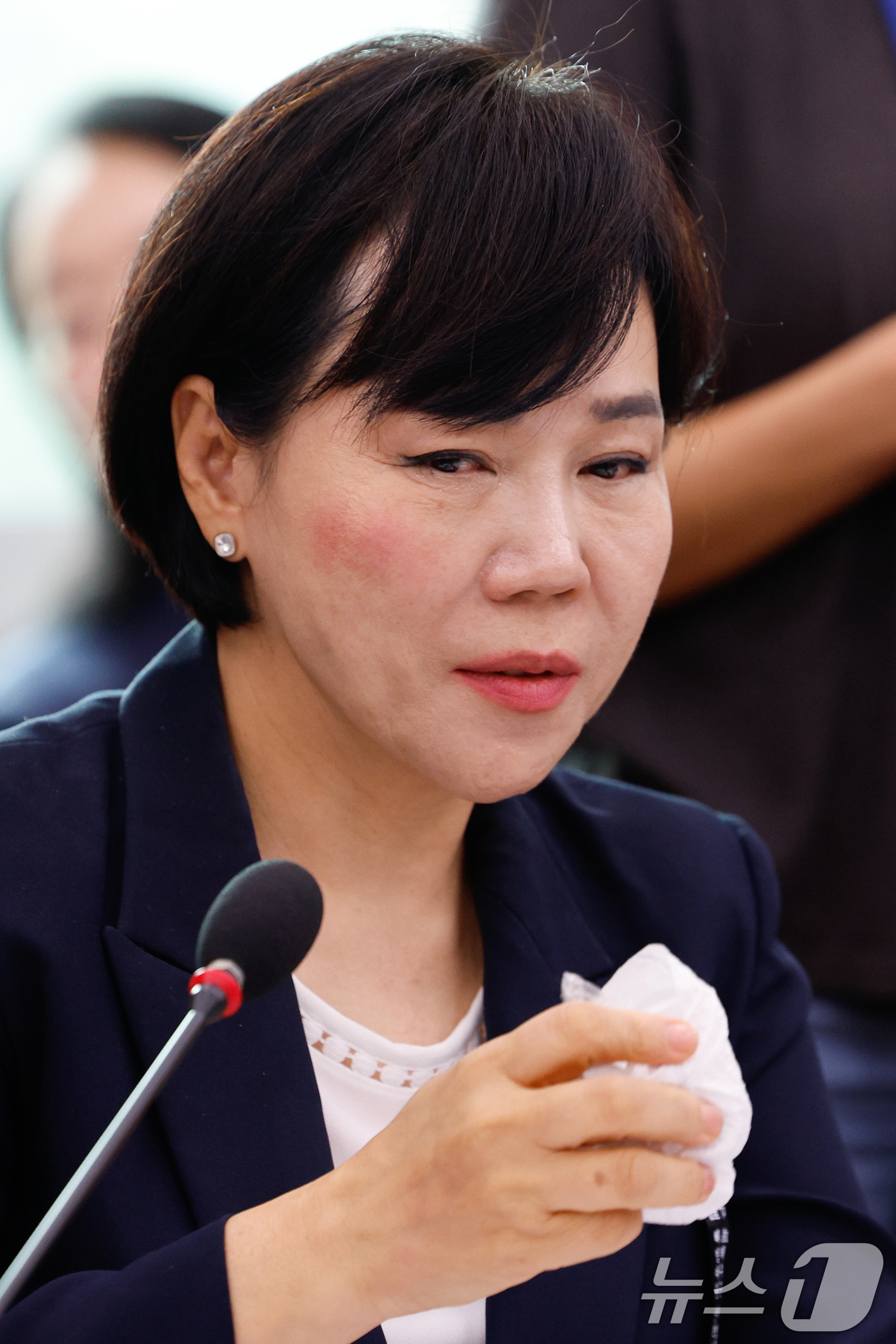 (서울=뉴스1) 안은나 기자 = 전현희 더불어민주당 의원이 19일 오전 서울 여의도 국회 법제사법위원회에서 열린 '윤석열 대통령 탄핵소추안 즉각 발의 요청에 관한 청원 관련 1차 …