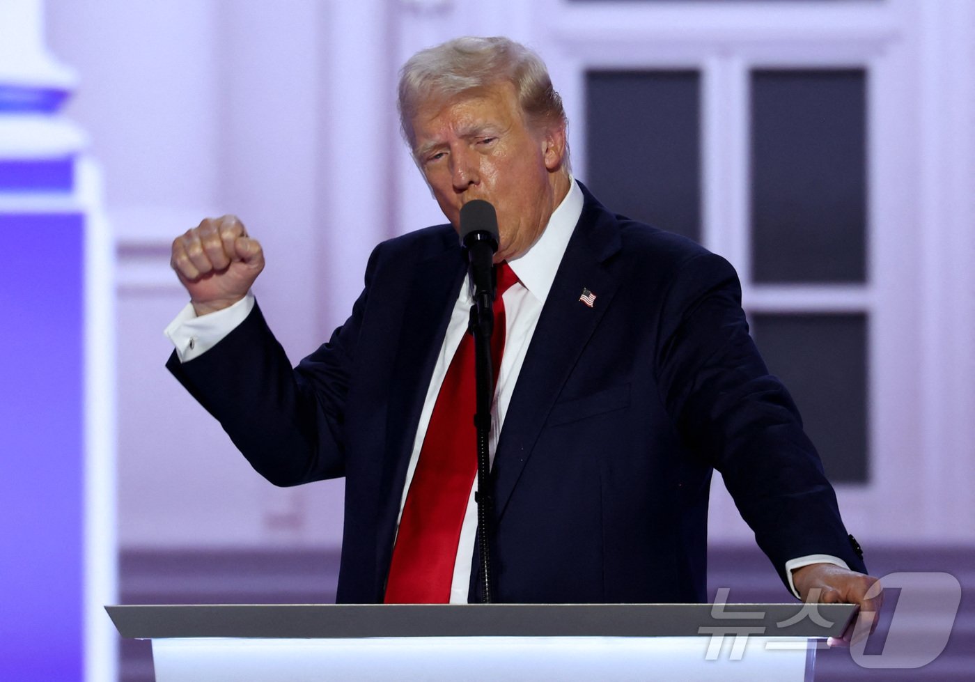 본문 이미지 - 도널드 트럼프 전 미국 대통령이 18일&#40;현지시간&#41; 미국 위스콘신주 밀워키에서 열린 공화당 전당대회 마지막 날 대선 후보직 수락 연설을 하고 있다. @ 로이터=뉴스1 ⓒ News1 장시온 기자