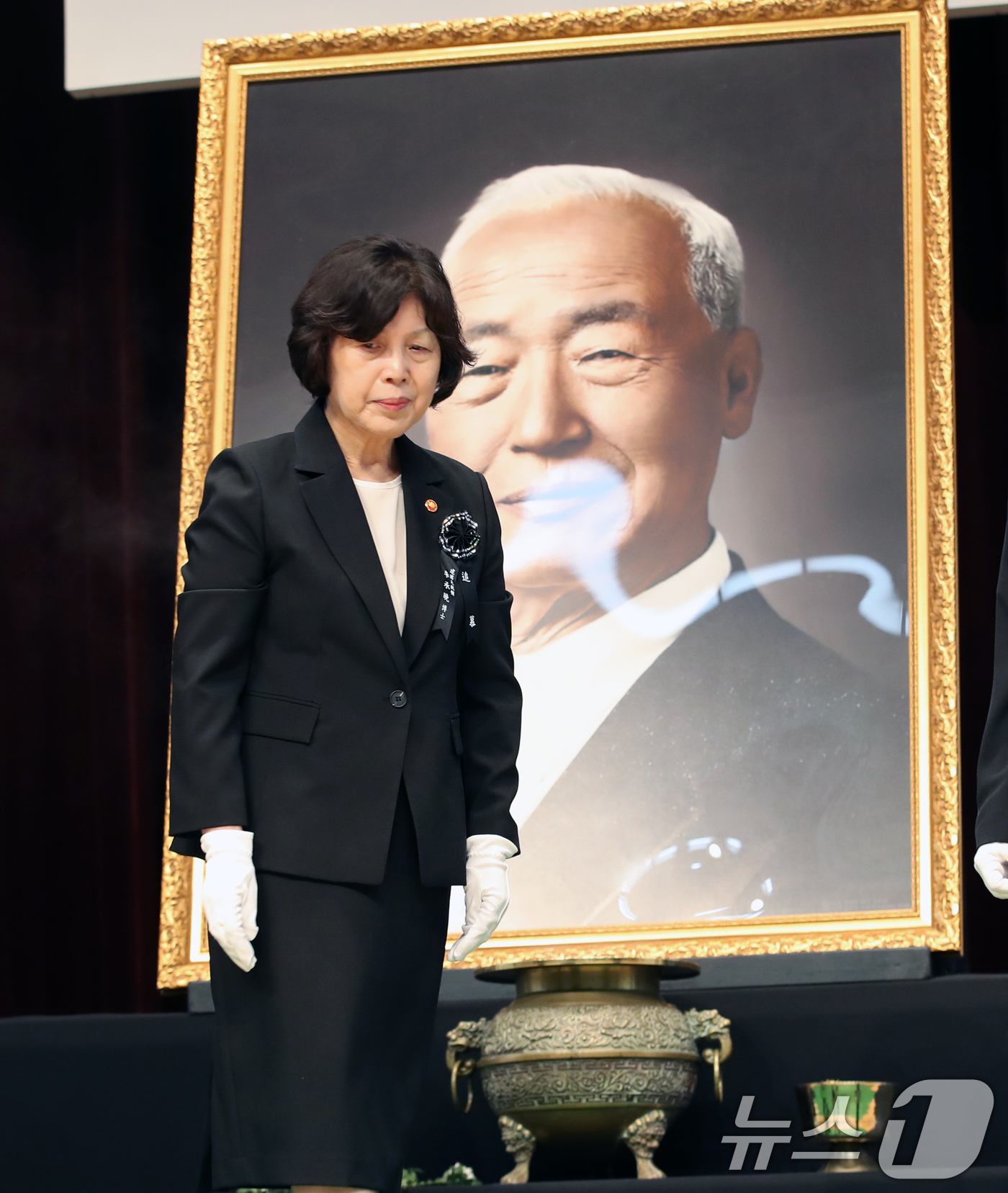 (서울=뉴스1) 오대일 기자 = 19일 오전 서울 동작구 국립서울현충원 현충관에서 열린 이승만 초대 대통령 서거 제59주기 추모식에서 강정애 국가보훈부 장관이 헌화 후 돌아서고 있 …