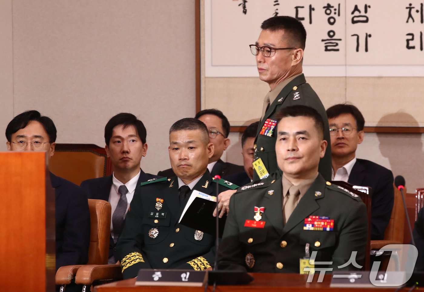 본문 이미지 - 임성근 전 해병대 1사단장이 19일 오전 서울 여의도 국회 법제사법위원회에서 열린 윤석열 대통령 탄핵소추안 즉각 발의 요청에 관한 청원 관련 1차 청문회에 출석해 증인선서 거부 사유를 밝히기 위해 발언대로 향하고 있다. 2024.7.19/뉴스1 ⓒ News1 이광호 기자