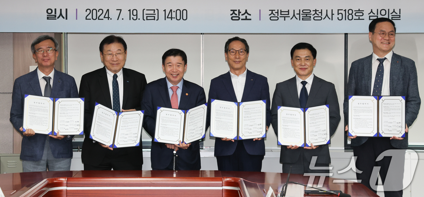 (서울=뉴스1) 허경 기자 = 유철환 국민권익위원장이 19일 서울 종로구 정부서울청사에서 열린 복지 사각지대 발굴·지원 사업 업무협약식에서 참석자들과 함께 기념촬영을 하고 있다. …