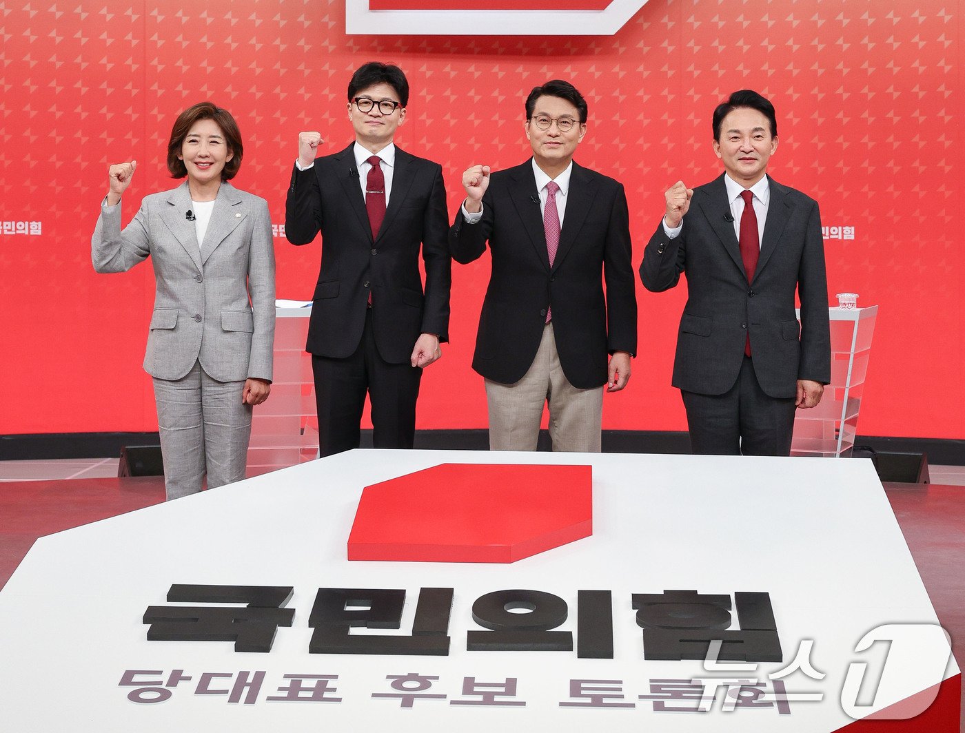 본문 이미지 - 나경원&#40;왼쪽부터&#41;, 한동훈, 윤상현, 원희룡 국민의힘 대표 후보가 19일 서울 양천구 SBS 스튜디오에서 국민의힘 제6차 전당대회 당대표 후보 방송토론회에 앞서 기념촬영을 하고 있다. 2024.7.19/뉴스1 ⓒ News1 국회사진취재단