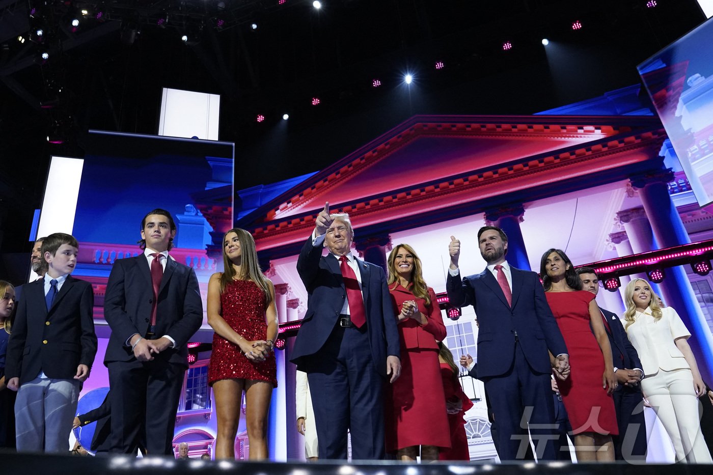 본문 이미지 - 18일(현지시간) 미국 위스콘신주 밀워키에서 열린 공화당 전당대회 마지막 날 도널드 트럼프(가운데부터 오른쪽으로) 공화당 대선 후보가 수락 연설을 마친 뒤 부인 멜라니아 여사, J.D. 밴스 부통령 후보와 그의 부인 우샤 칠루쿠리 밴스 등과 함께 무대에 서 있다. 2024.07.18. ⓒ 로이터=뉴스1 ⓒ News1 장시온 기자