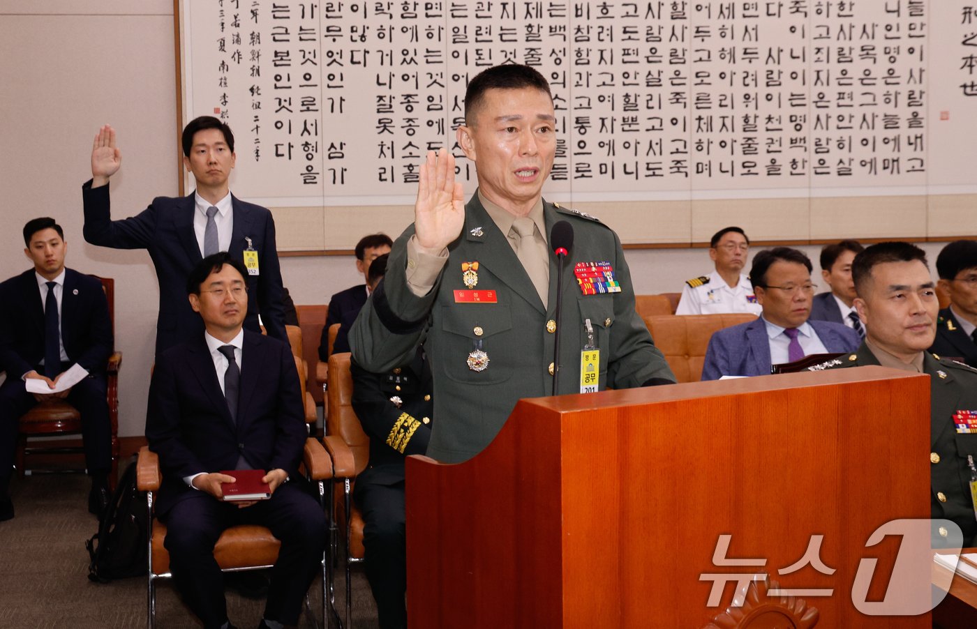 임성근 전 해병대 1사단장과 임 전 사단장의 구명 로비 의혹을 폭로한 김규현 변호사가 19일 오후 서울 여의도 국회 법제사법위원회에서 열린 &#39;윤석열 대통령 탄핵소추안 즉각 발의 요청에 관한 청원 관련 1차 청문회&#39;에서 증인 선서를 하고 있다. 앞줄 오른쪽은 박정훈 전 해병대수사단장. 2024.7.19/뉴스1 ⓒ News1 안은나 기자