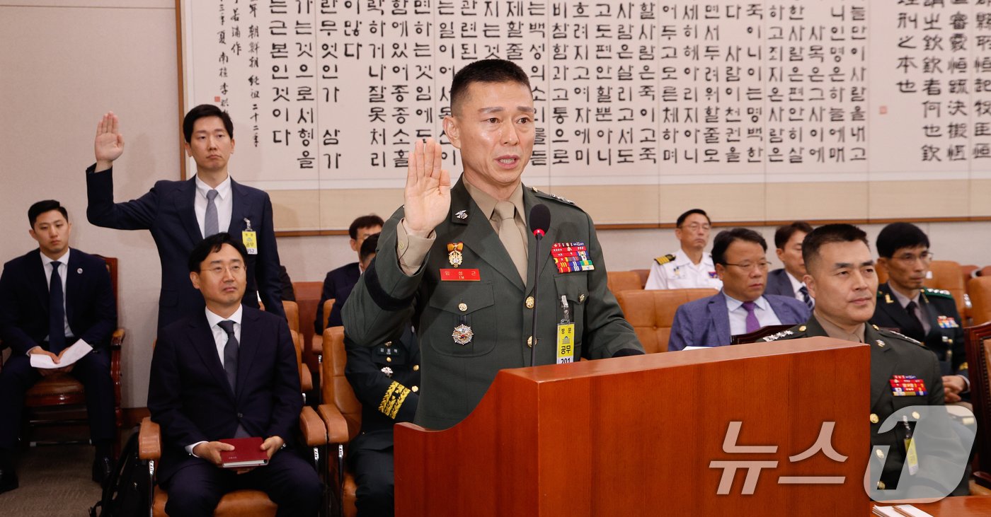 임성근 전 해병대 1사단장&#40;오른쪽&#41;과 임 전 사단장의 구명 로비 의혹을 폭로한 김규현 변호사가 19일 오후 서울 여의도 국회 법제사법위원회에서 열린 &#39;윤석열 대통령 탄핵소추안 즉각 발의 요청에 관한 청원 관련 1차 청문회&#39;에서 증인 선서를 하고 있다. 앞줄 오른쪽은 박정훈 전 해병대수사단장. 2024.7.19/뉴스1 ⓒ News1 안은나 기자