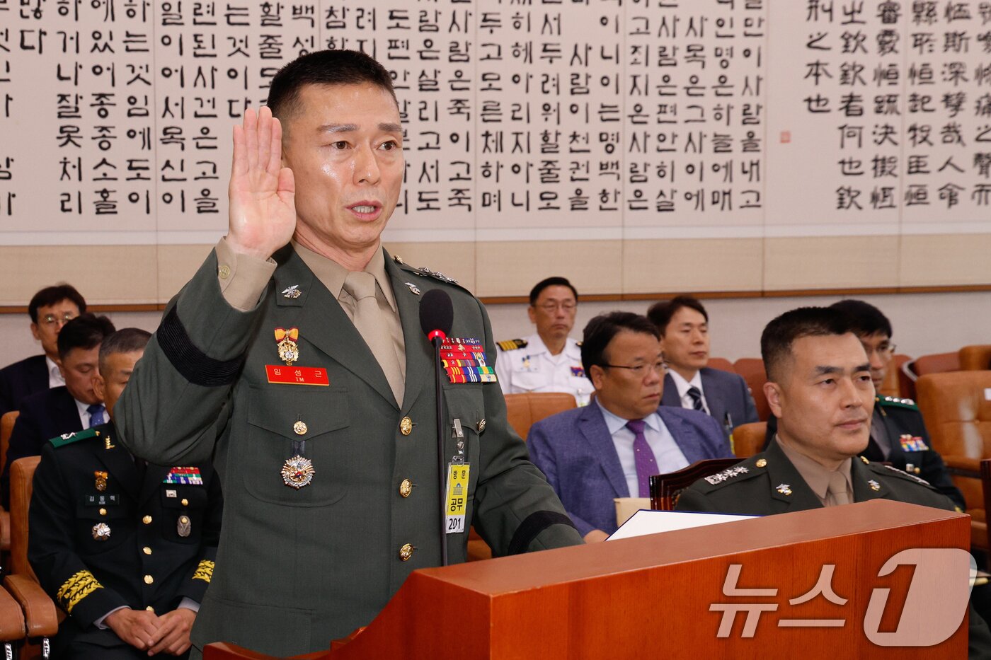 본문 이미지 - 임성근 전 해병대 1사단장이 19일 오후 서울 여의도 국회 법제사법위원회에서 열린 &#39;윤석열 대통령 탄핵소추안 즉각 발의 요청에 관한 청원 관련 1차 청문회&#39;에서 증인 선서를 하고 있다. 앞줄 오른쪽은 박정훈 전 해병대수사단장. 2024.7.19/뉴스1 ⓒ News1 안은나 기자