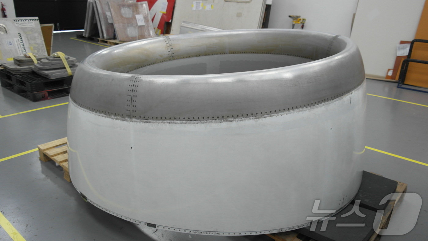 본문 이미지 - 항공기에서 분해된 엔진덮개의 모습 2024.06.25/뉴스1 ⓒ News1 금준혁 기자