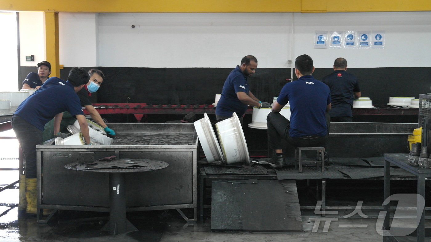 본문 이미지 - 작업자들이 항공기 타이어를 제척하는 모습 2024.06.25/뉴스1 ⓒ News1 금준혁 기자