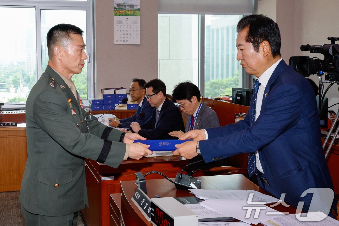 본문 이미지 - 임성근 전 해병대 1사단장이 19일 오후 서울 여의도 국회 법제사법위원회에서 열린 '윤석열 대통령 탄핵소추안 즉각 발의 요청에 관한 청원 관련 1차 청문회'에서 증인 선서를 한 뒤 정청래 위원장에게 선서문을 전달하고 있다. 2024.7.19/뉴스1 ⓒ News1 안은나 기자