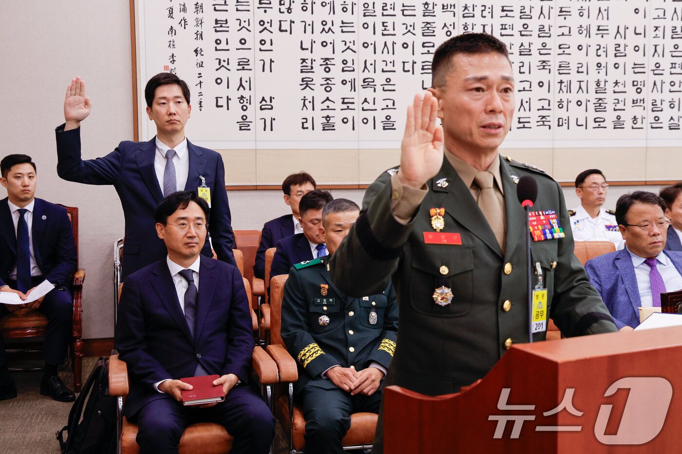 본문 이미지 - 임성근 전 해병대 1사단장의 구명 로비 의혹을 폭로한 김규현 변호사(왼쪽)와 임 전 사단장이 19일 오후 서울 여의도 국회 법제사법위원회에서 열린 '윤석열 대통령 탄핵소추안 즉각 발의 요청에 관한 청원 관련 1차 청문회'에서 증인 선서를 하고 있다. 2024.7.19/뉴스1 ⓒ News1 안은나 기자