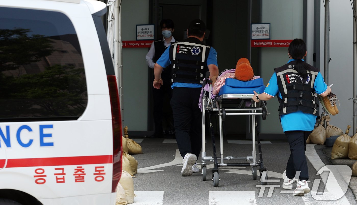  19일 서울 한 대학병원에서 응급환자가 응급실로 향하는 모습. 2024.7.19/뉴스1 ⓒ News1 김명섭 기자