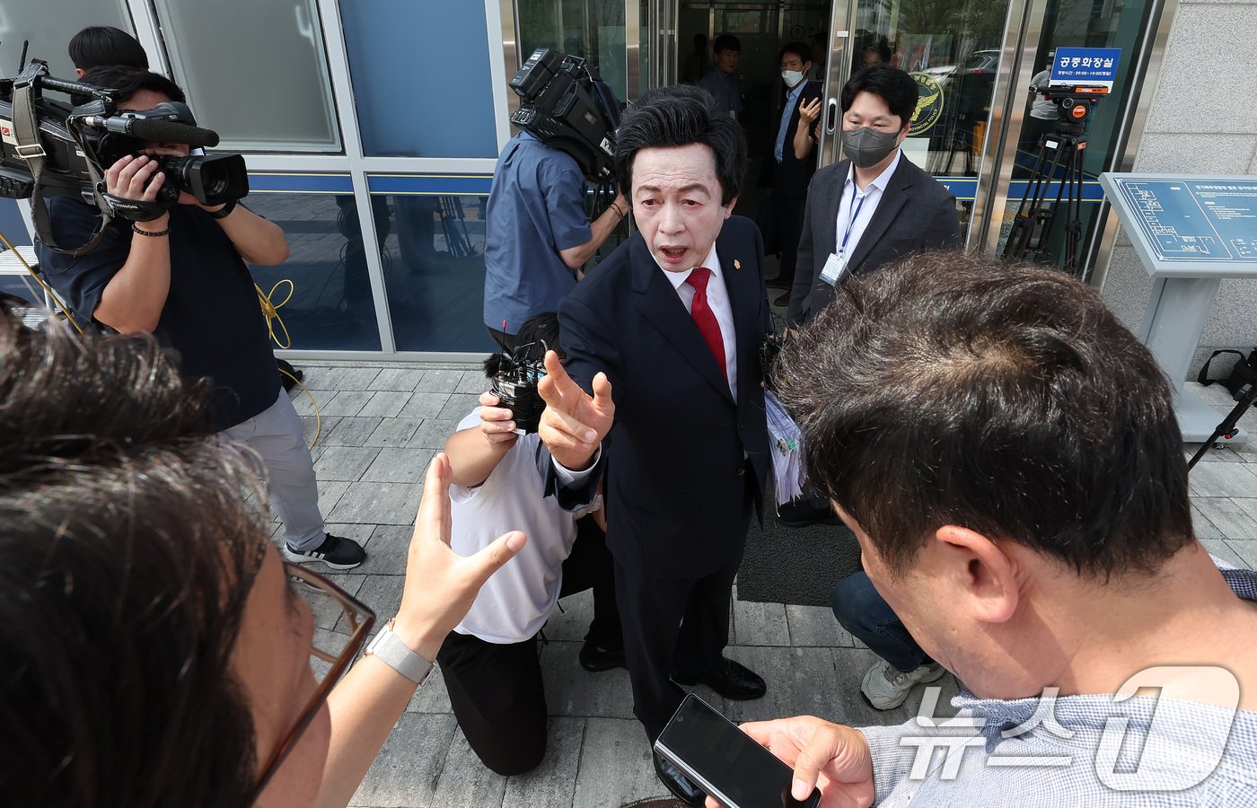 본문 이미지 - 허경영 국가혁명당 명예대표가 19일 경기 의정부 경기북부경찰청에서 열리는 '신도 성추행' 혐의와 관련 2차 조사에 출석하며 입장 발표를 하고 있다. 2024.7.19/뉴스1 ⓒ News1 김성진 기자