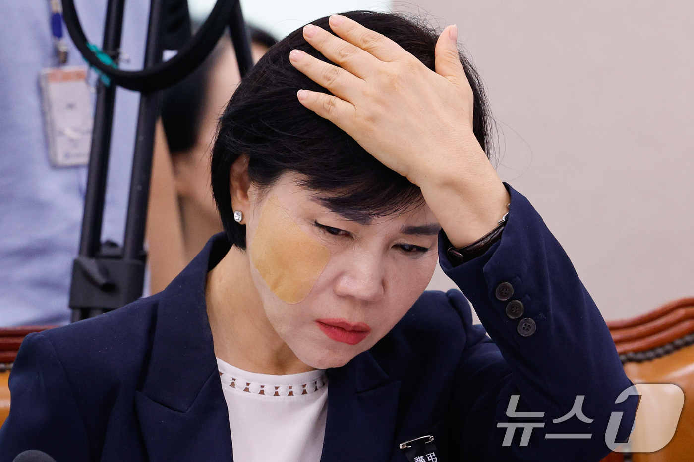 (서울=뉴스1) 안은나 기자 = 전현희 더불어민주당 의원이 19일 오후 서울 여의도 국회 법제사법위원회에서 열린 '윤석열 대통령 탄핵소추안 즉각 발의 요청에 관한 청원 관련 1차 …