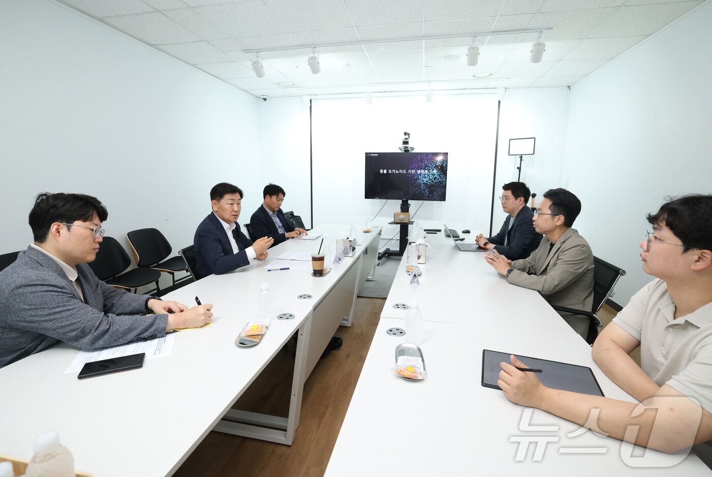 본문 이미지 - 19일 김관영 전북자치도지사가 경기도 성남 판교 소재 오가노이드사이언스사를 방문한 가운데 관계자들과 관련 산업 육성에 관한 대화를 나누고 있다. 2024.7.19.(전북자치도 제공)/뉴스1 